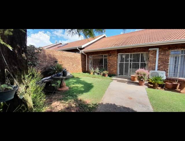 3 BEDROOM TOWNHOUSE FOR SALE IN CLUBVIEW